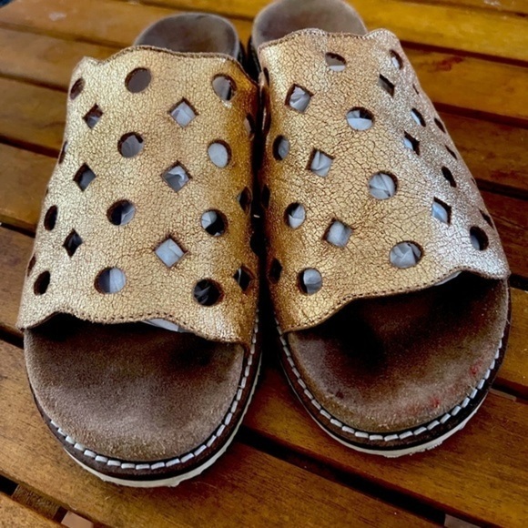 Diba True Fast Trak Slide Sandals in Gold Metallic Leather are a Size 7.5. EUC - Picture 3 of 8